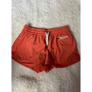 Vuori Women Clementine Short 2.0 in Papaya Size Small - like new